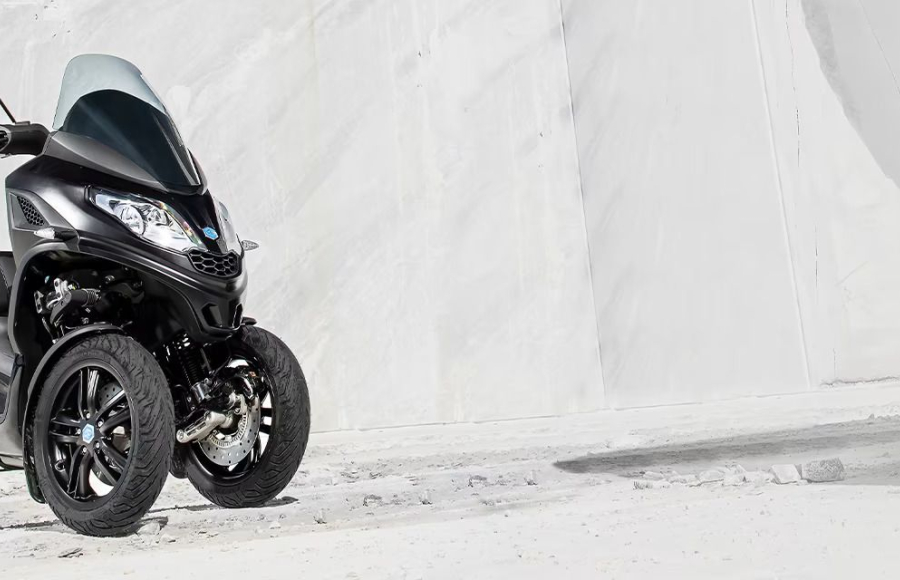 Piaggio MP3 Deep Black 300